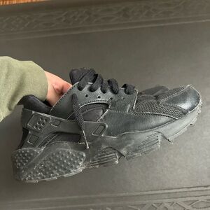 Black Nike Huaraches in 6Y